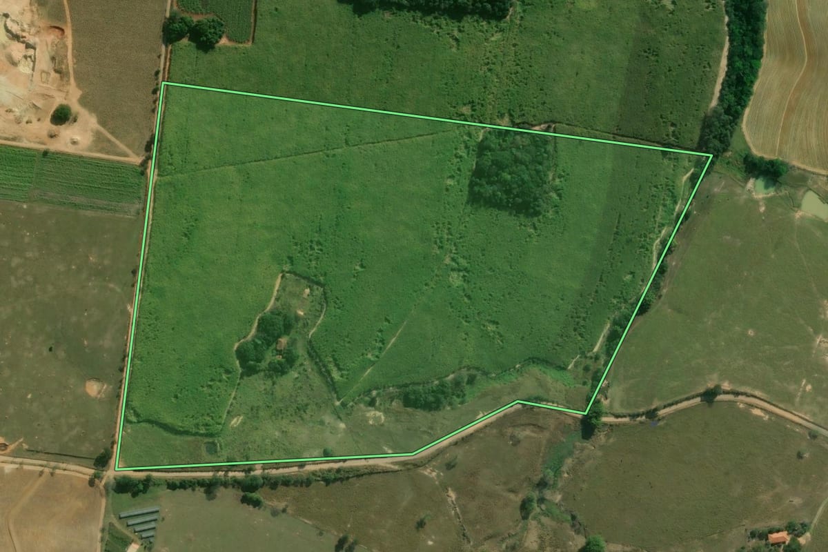 Imagem de satélite do imóvel rural em Laranjal Paulista (SP), com o contorno declarado no CAR desenhado por cima.