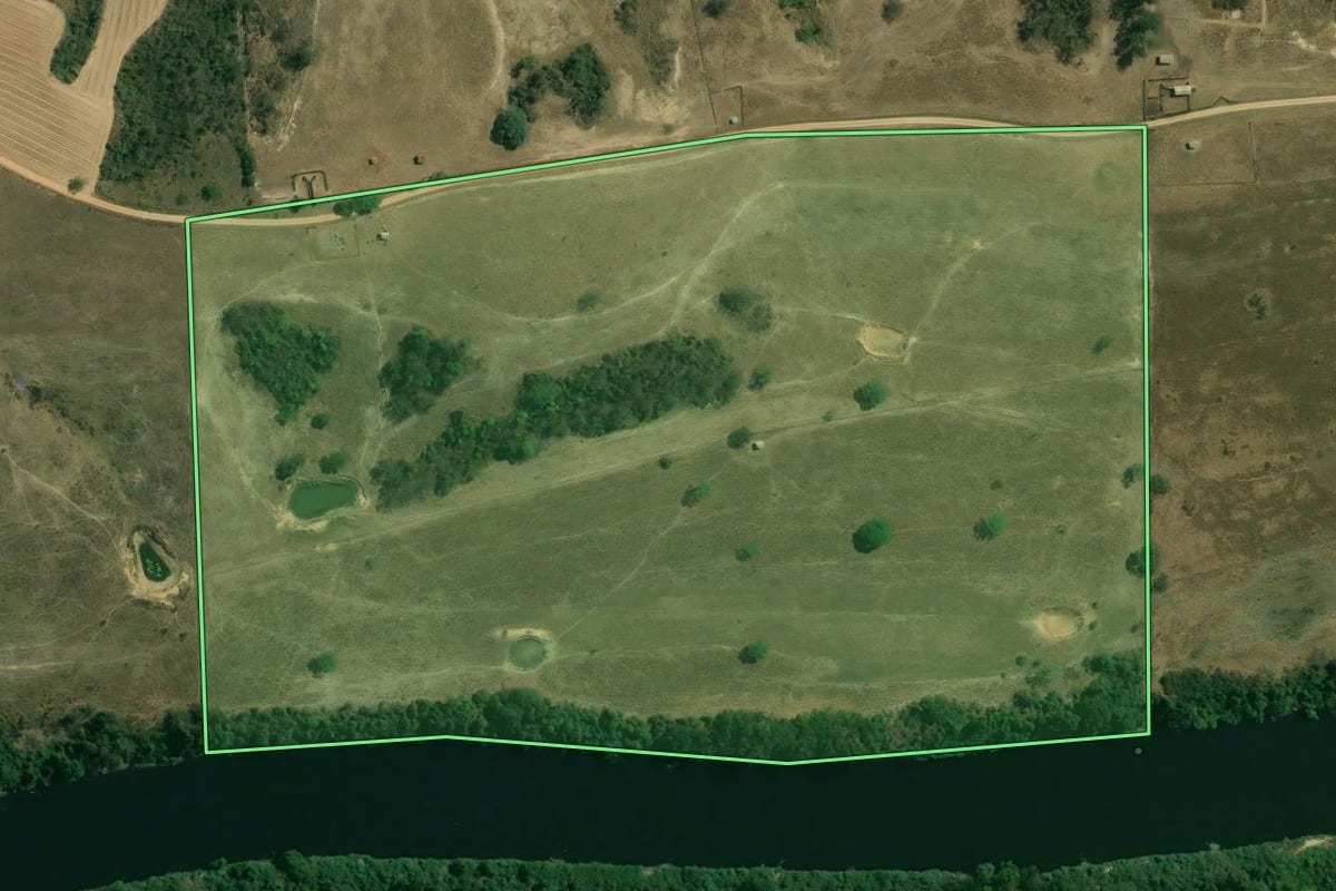 Imagem de satélite do imóvel rural em Laranjal Paulista (SP), com o contorno declarado no CAR desenhado por cima.