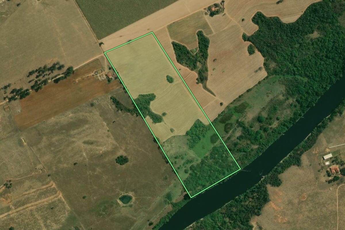 Imagem de satélite do imóvel rural em Laranjal Paulista (SP), com o contorno declarado no CAR desenhado por cima.