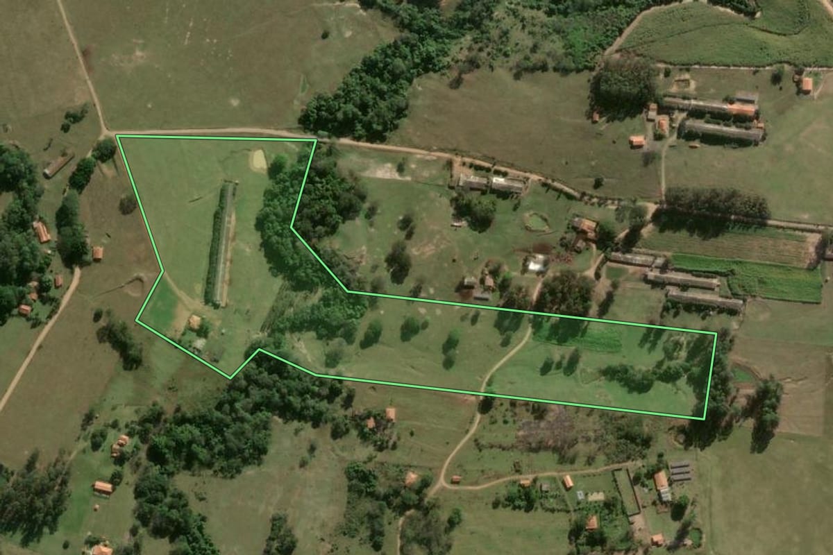 Imagem de satélite do imóvel rural em Laranjal Paulista (SP), com o contorno declarado no CAR desenhado por cima.