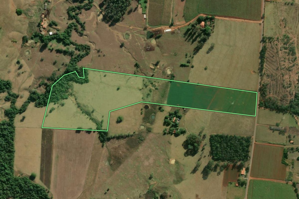 Imagem de satélite do imóvel rural em Laranjal Paulista (SP), com o contorno declarado no CAR desenhado por cima.