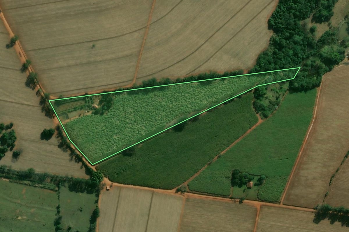 Imagem de satélite do imóvel rural em Laranjal Paulista (SP), com o contorno declarado no CAR desenhado por cima.