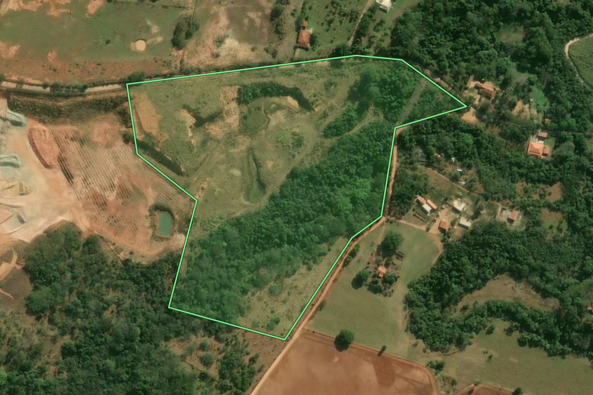 Imagem de satélite do imóvel rural em Laranjal Paulista (SP), com o contorno declarado no CAR desenhado por cima.