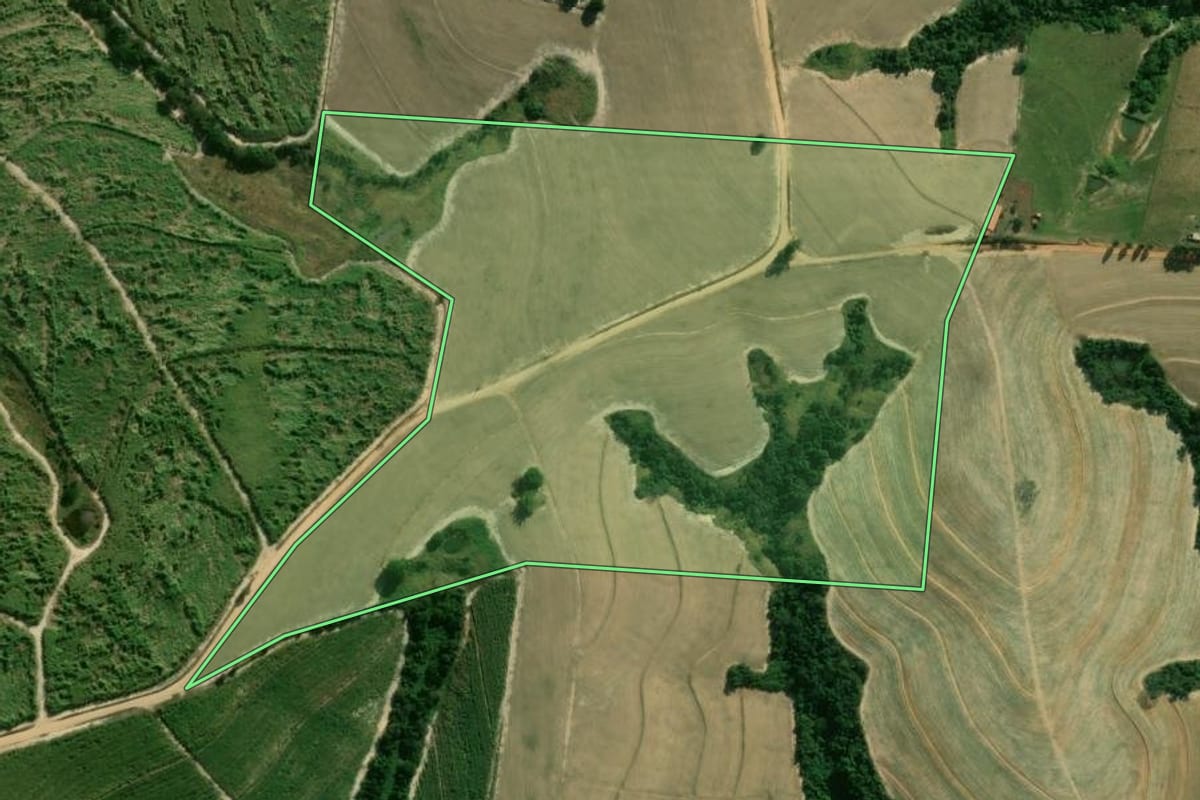 Imagem de satélite do imóvel rural em Laranjal Paulista (SP), com o contorno declarado no CAR desenhado por cima.