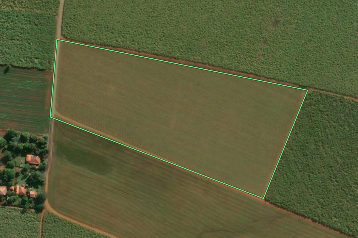 Imagem de satélite do imóvel rural em Laranjal Paulista (SP), com o contorno declarado no CAR desenhado por cima.