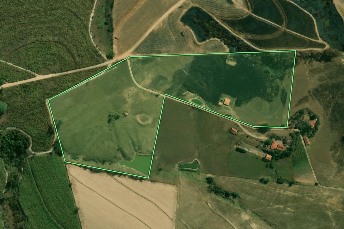 Imagem de satélite do imóvel rural em Laranjal Paulista (SP), com o contorno declarado no CAR desenhado por cima.