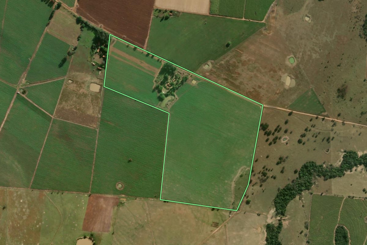 Imagem de satélite do imóvel rural em Laranjal Paulista (SP), com o contorno declarado no CAR desenhado por cima.