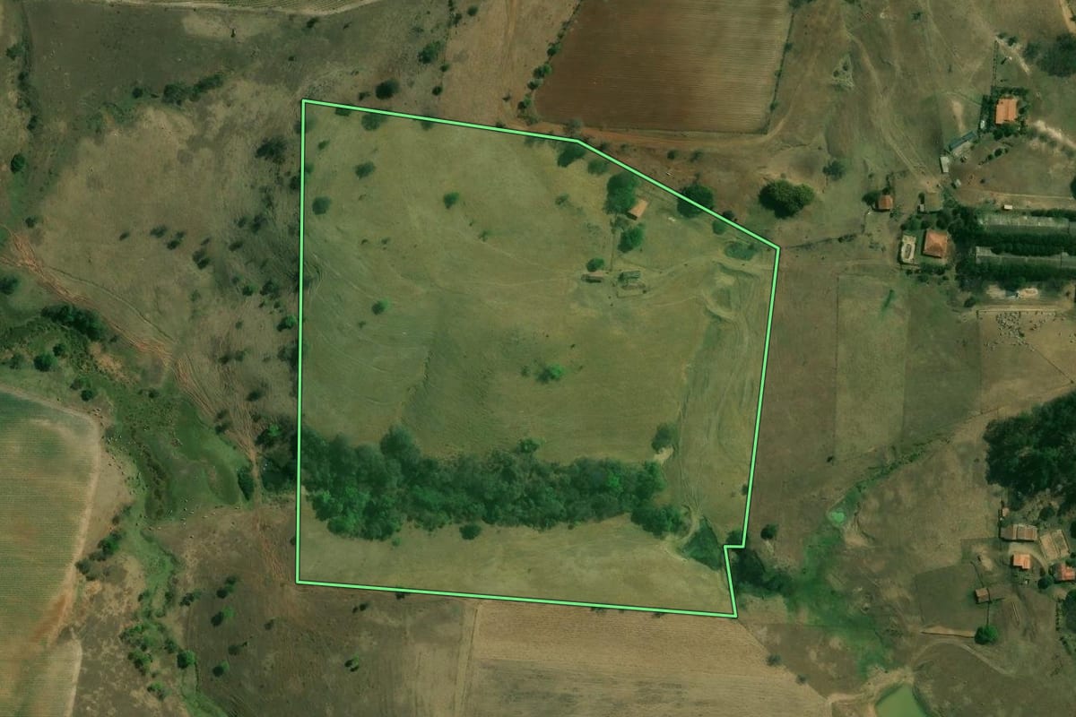 Imagem de satélite do imóvel rural em Laranjal Paulista (SP), com o contorno declarado no CAR desenhado por cima.