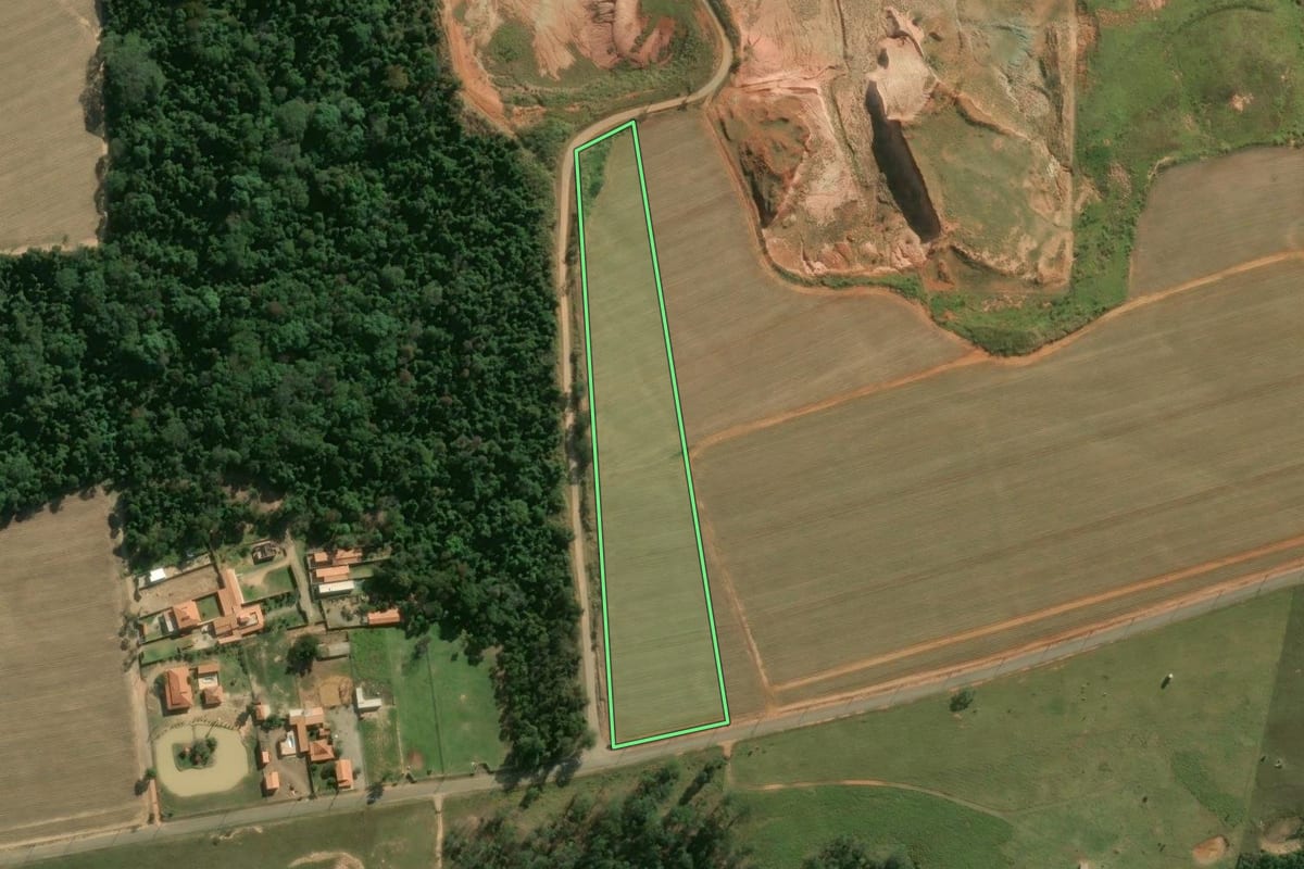 Imagem de satélite do imóvel rural em Laranjal Paulista (SP), com o contorno declarado no CAR desenhado por cima.