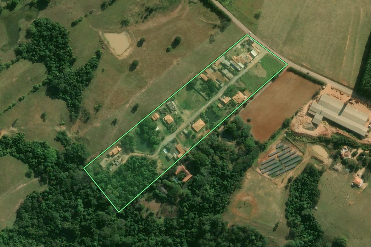 Imagem de satélite do imóvel rural em Laranjal Paulista (SP), com o contorno declarado no CAR desenhado por cima.