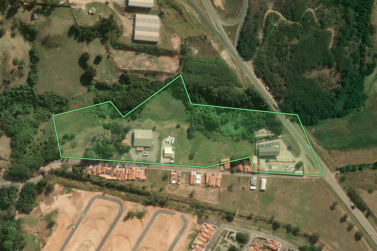 Imagem de satélite do imóvel rural em Laranjal Paulista (SP), com o contorno declarado no CAR desenhado por cima.