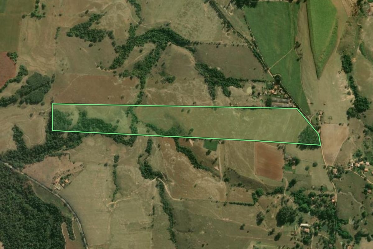 Imagem de satélite do imóvel rural em Laranjal Paulista (SP), com o contorno declarado no CAR desenhado por cima.