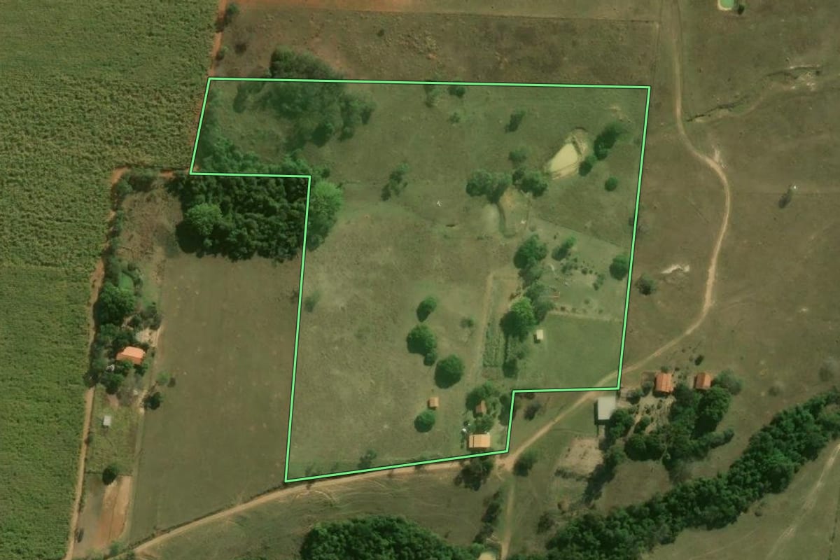 Imagem de satélite do imóvel rural em Laranjal Paulista (SP), com o contorno declarado no CAR desenhado por cima.