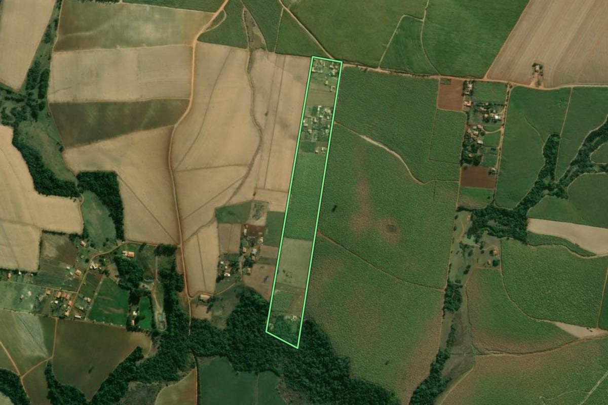 Imagem de satélite do imóvel rural em Laranjal Paulista (SP), com o contorno declarado no CAR desenhado por cima.