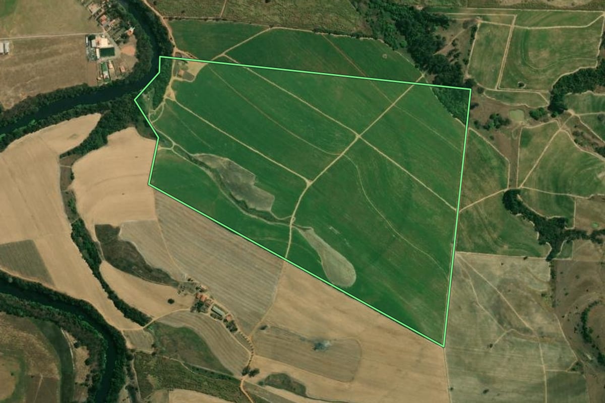 Imagem de satélite do imóvel rural em Laranjal Paulista (SP), com o contorno declarado no CAR desenhado por cima.