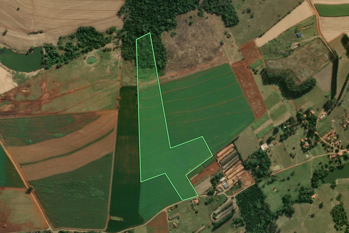 Imagem de satélite do imóvel rural em Laranjal Paulista (SP), com o contorno declarado no CAR desenhado por cima.