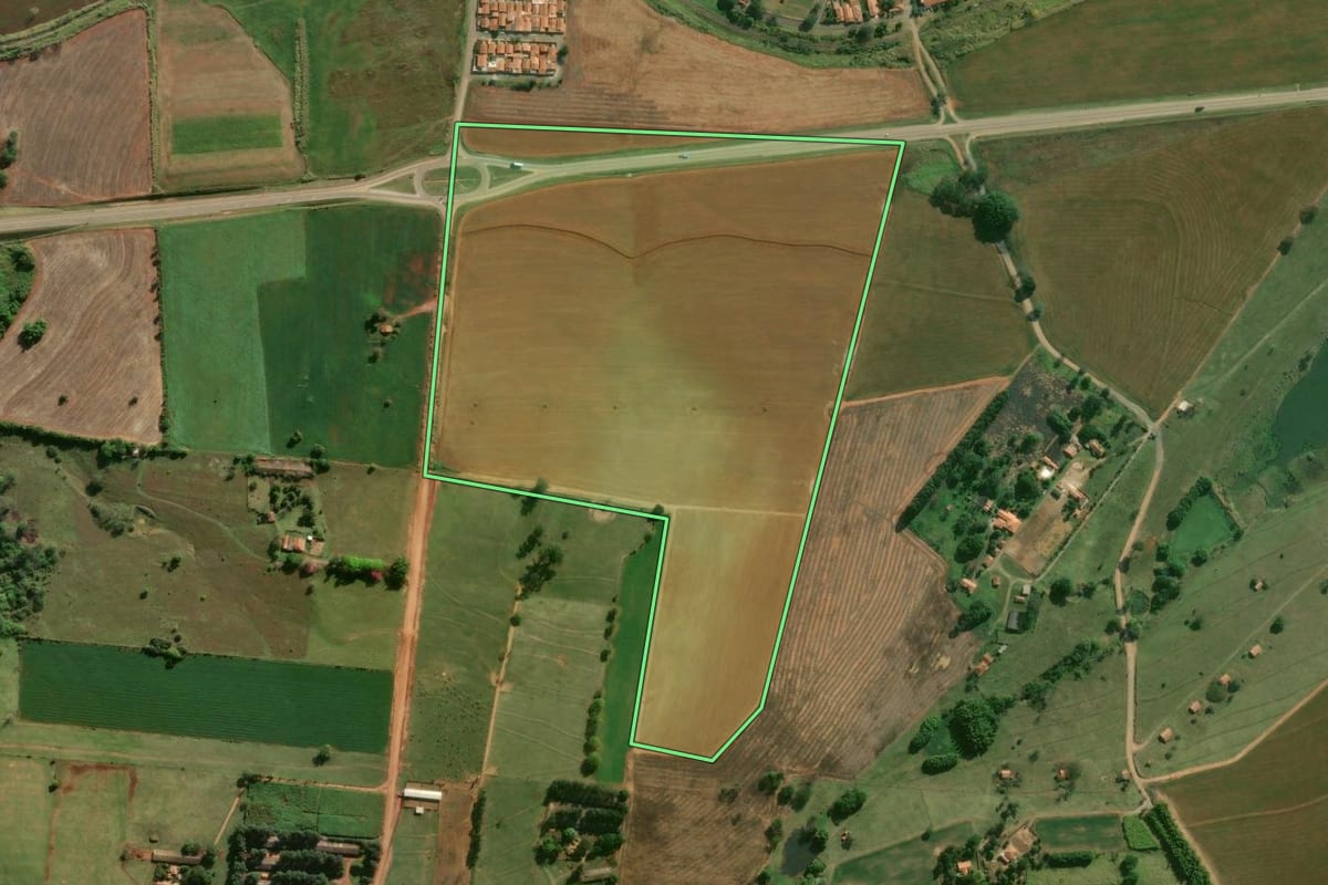 Imagem de satélite do imóvel rural em Laranjal Paulista (SP), com o contorno declarado no CAR desenhado por cima.
