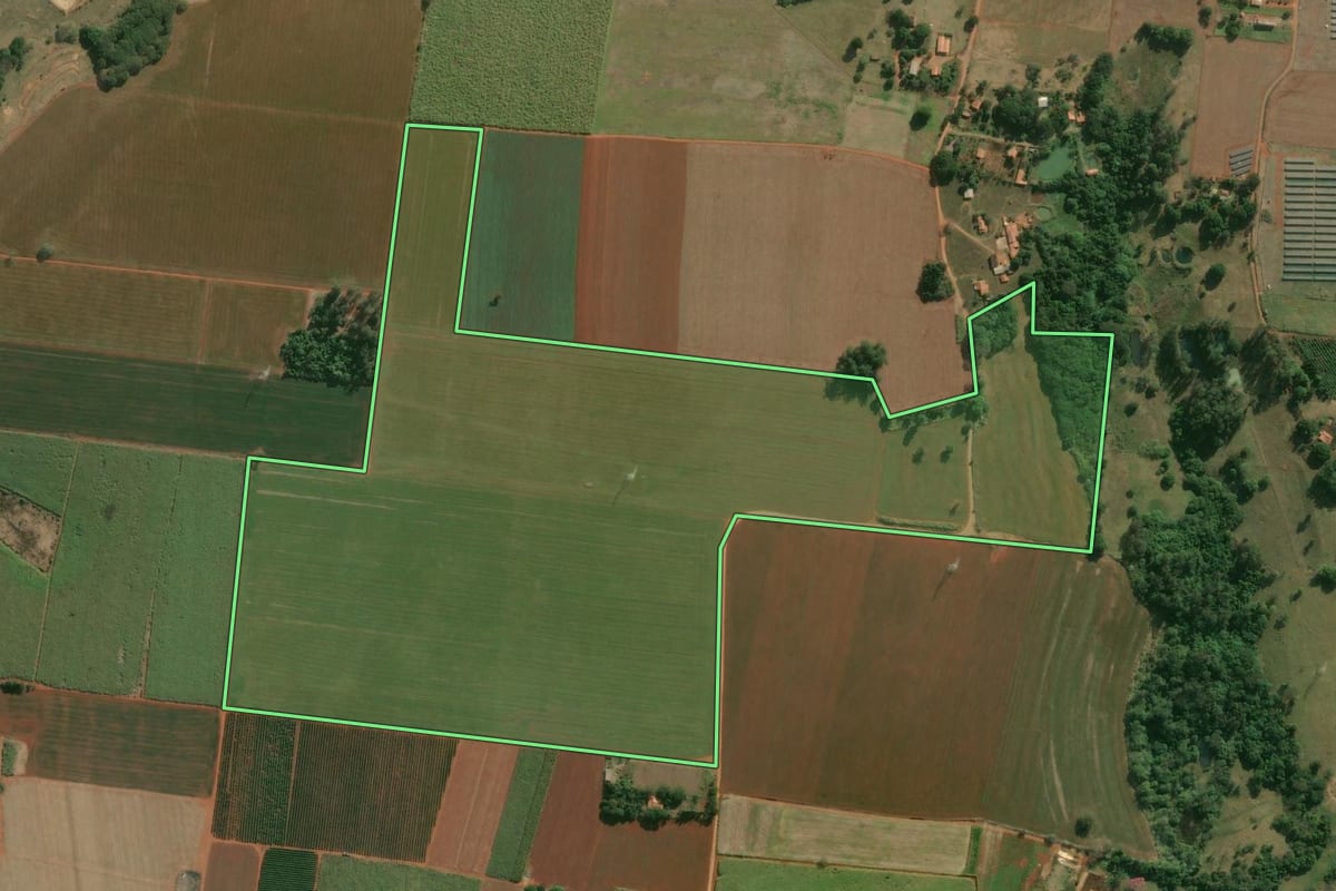 Imagem de satélite do imóvel rural em Laranjal Paulista (SP), com o contorno declarado no CAR desenhado por cima.