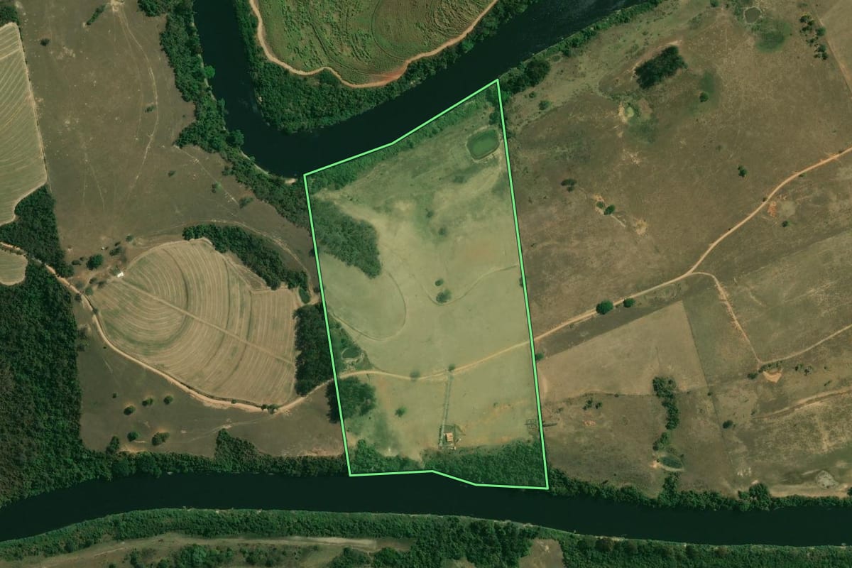 Imagem de satélite do imóvel rural em Laranjal Paulista (SP), com o contorno declarado no CAR desenhado por cima.