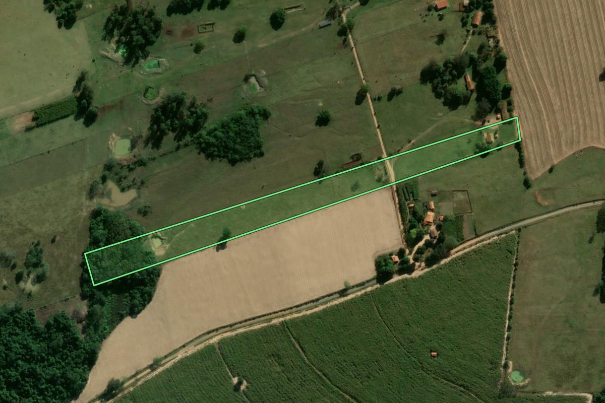 Imagem de satélite do imóvel rural em Laranjal Paulista (SP), com o contorno declarado no CAR desenhado por cima.