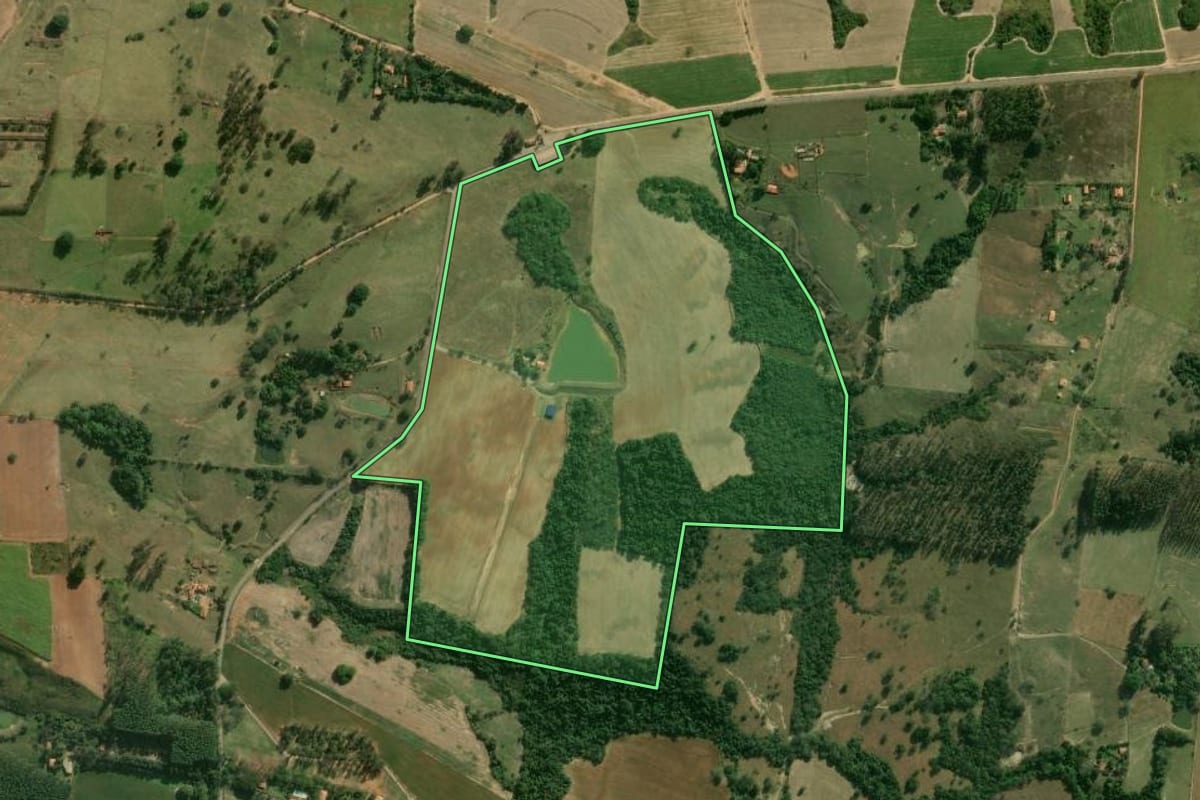 Imagem de satélite do imóvel rural em Laranjal Paulista (SP), com o contorno declarado no CAR desenhado por cima.