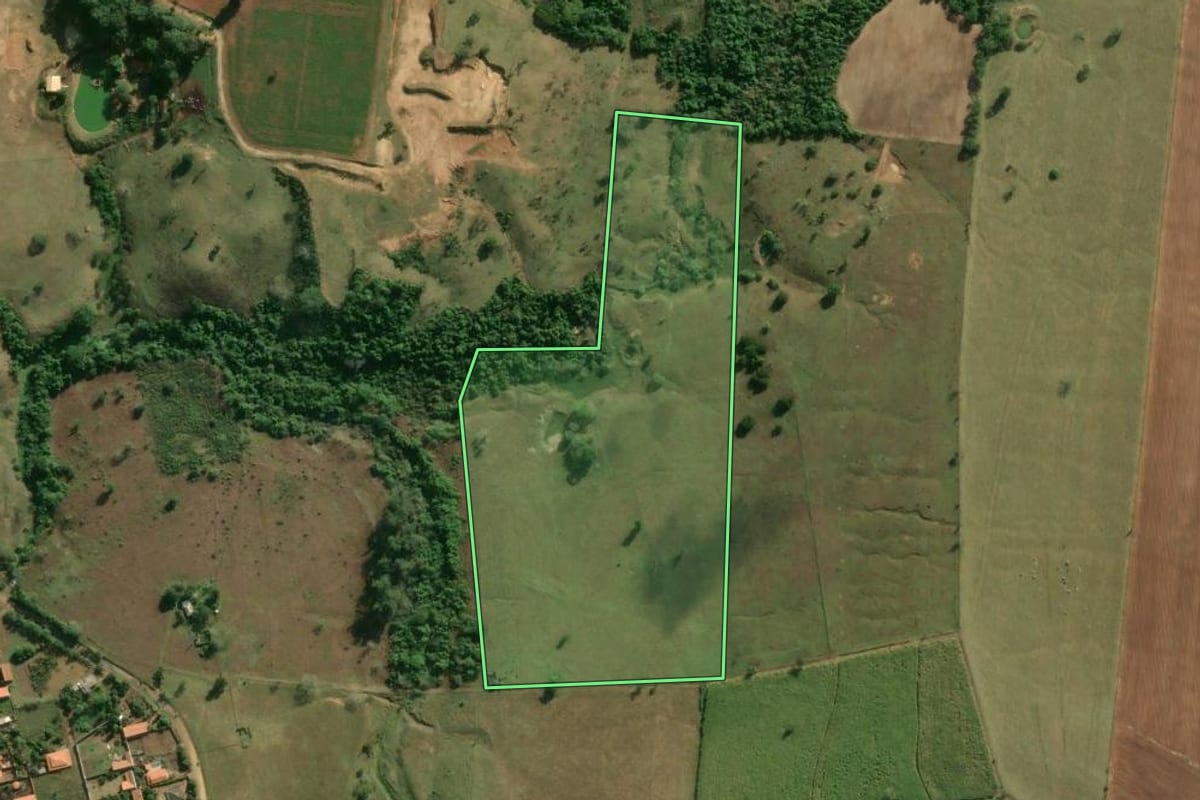 Imagem de satélite do imóvel rural em Laranjal Paulista (SP), com o contorno declarado no CAR desenhado por cima.