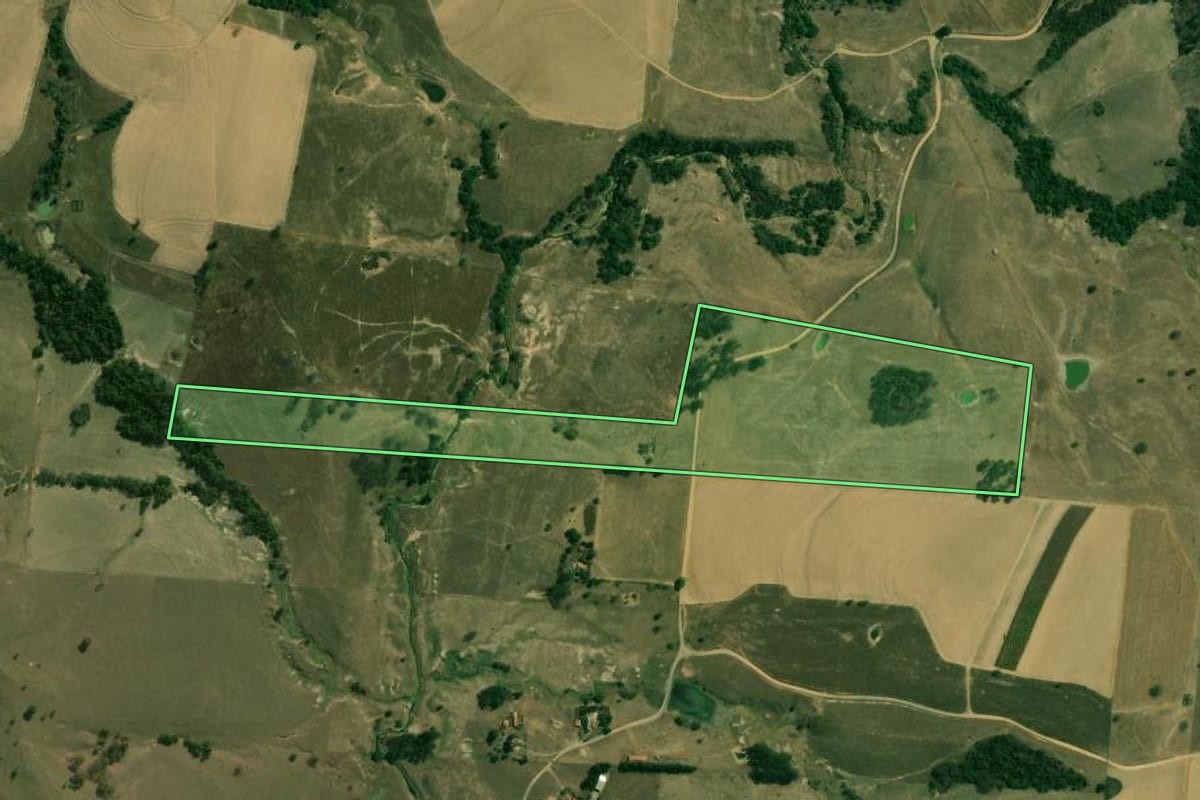 Imagem de satélite do imóvel rural em Laranjal Paulista (SP), com o contorno declarado no CAR desenhado por cima.
