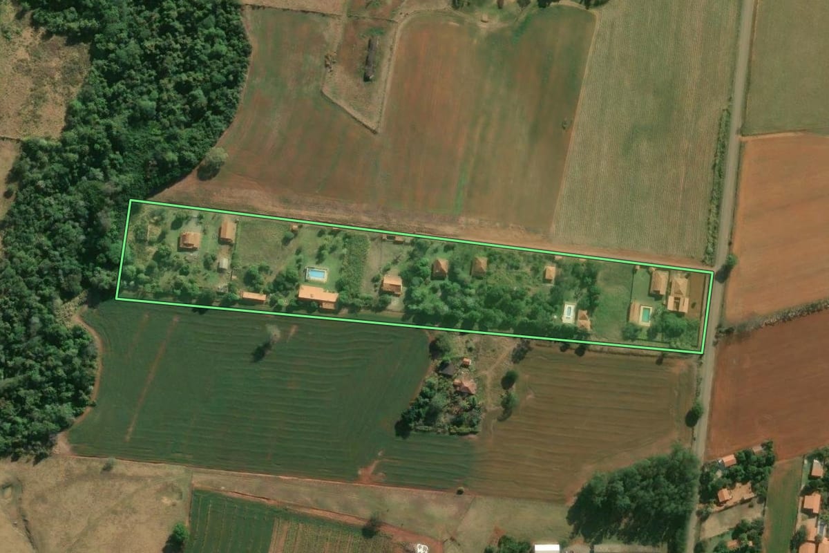 Imagem de satélite do imóvel rural em Laranjal Paulista (SP), com o contorno declarado no CAR desenhado por cima.