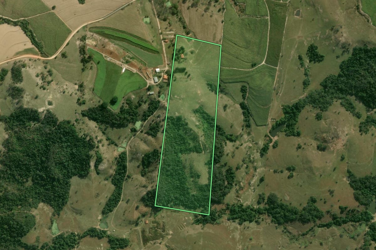 Imagem de satélite do imóvel rural em Laranjal Paulista (SP), com o contorno declarado no CAR desenhado por cima.