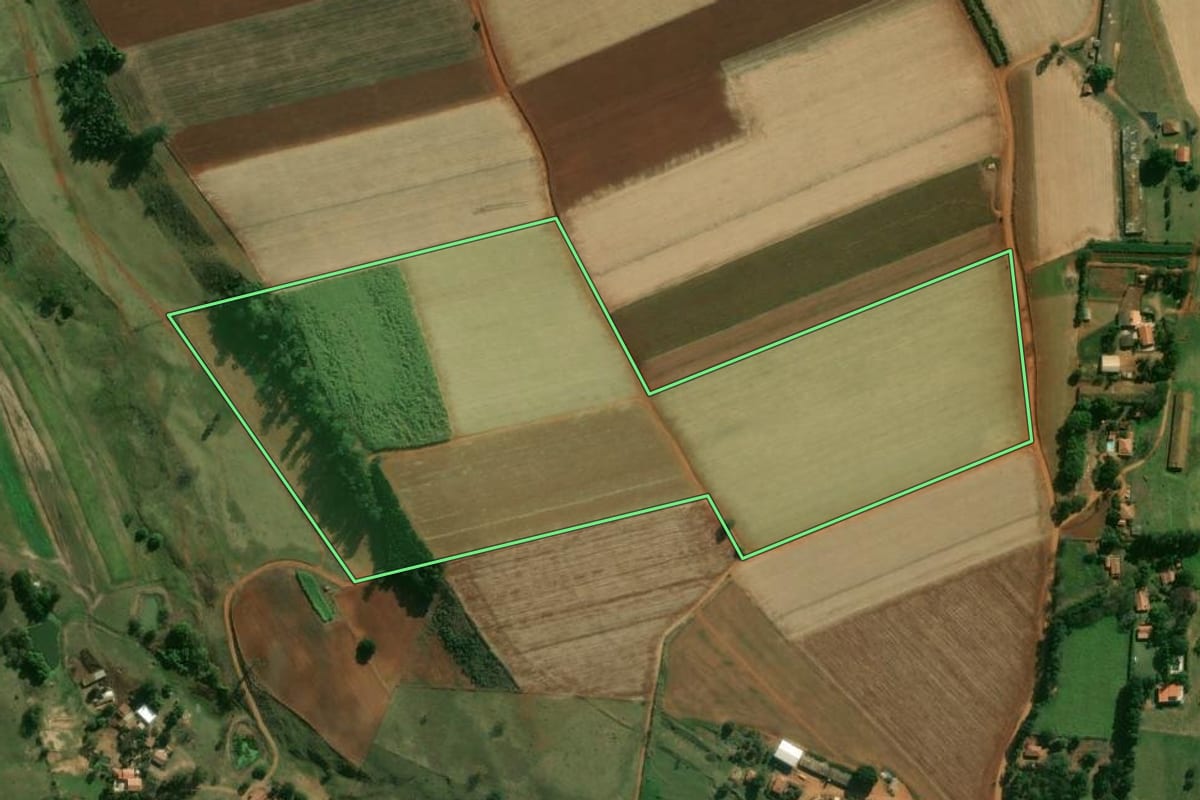 Imagem de satélite do imóvel rural em Laranjal Paulista (SP), com o contorno declarado no CAR desenhado por cima.