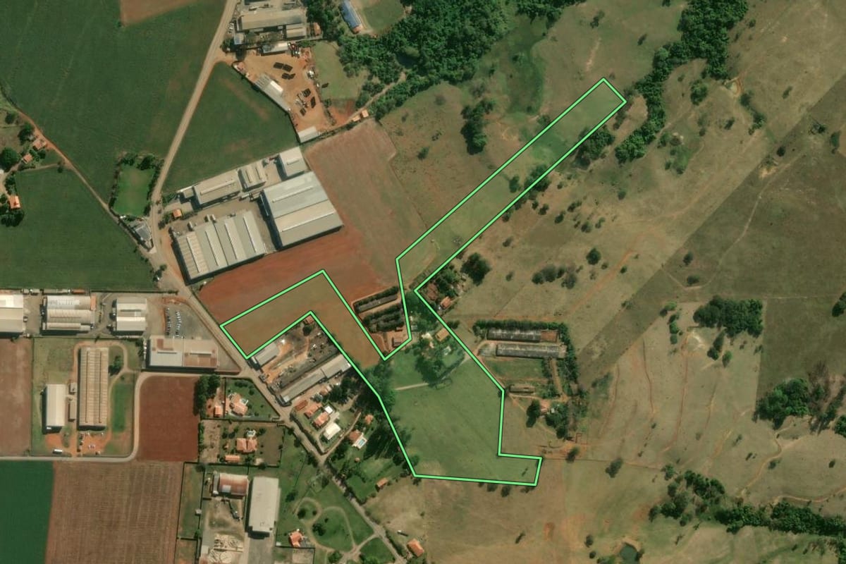 Imagem de satélite do imóvel rural em Laranjal Paulista (SP), com o contorno declarado no CAR desenhado por cima.
