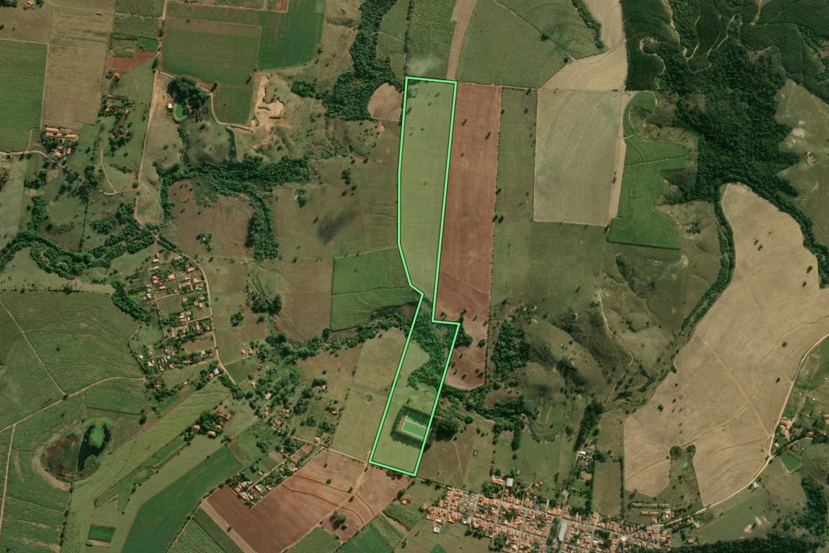 Imagem de satélite do imóvel rural em Laranjal Paulista (SP), com o contorno declarado no CAR desenhado por cima.