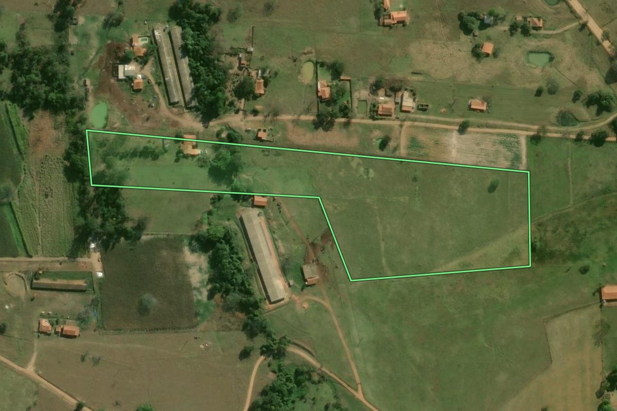 Imagem de satélite do imóvel rural em Laranjal Paulista (SP), com o contorno declarado no CAR desenhado por cima.