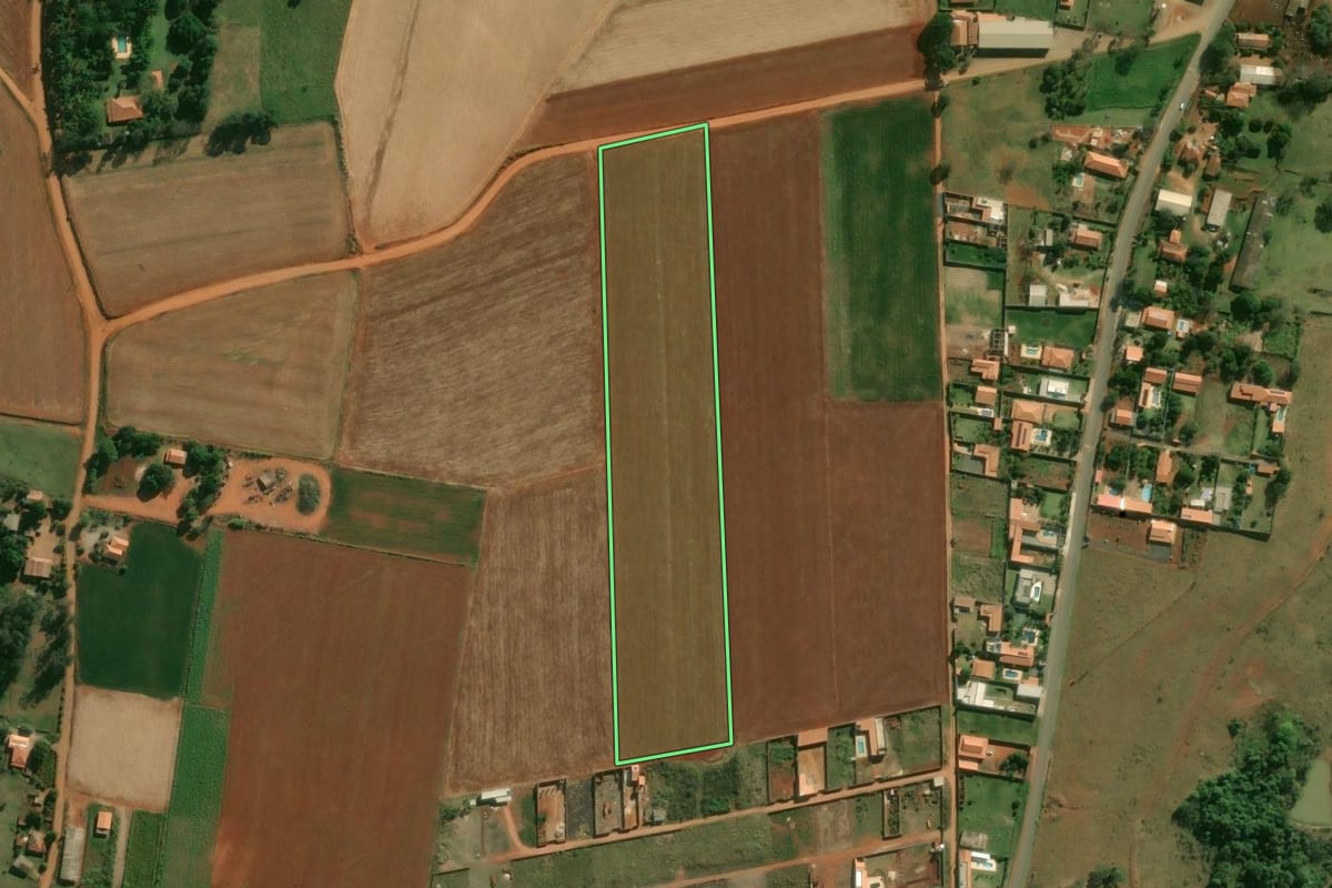 Imagem de satélite do imóvel rural em Laranjal Paulista (SP), com o contorno declarado no CAR desenhado por cima.