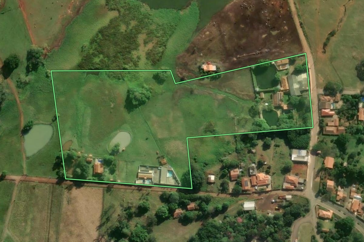 Imagem de satélite do imóvel rural em Laranjal Paulista (SP), com o contorno declarado no CAR desenhado por cima.