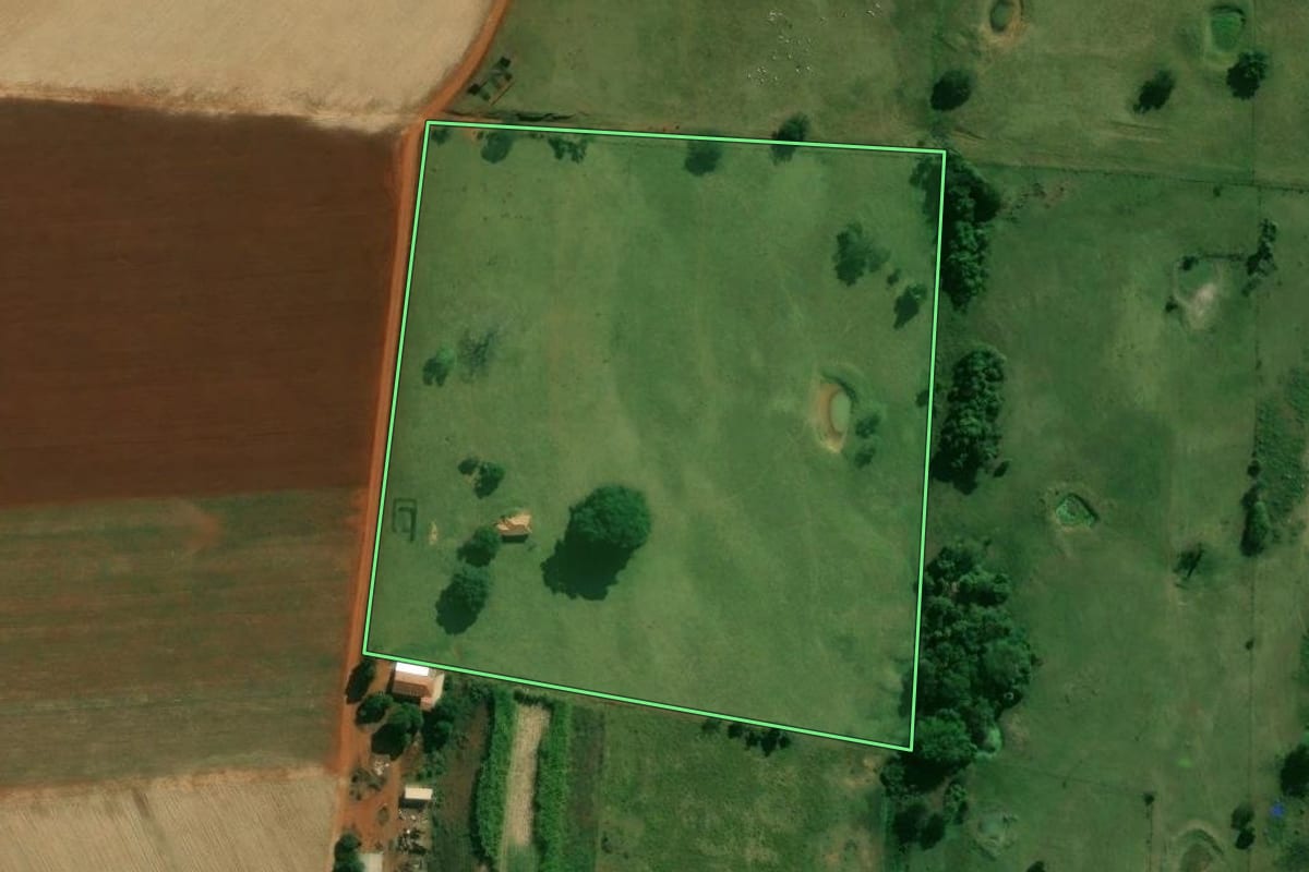 Imagem de satélite do imóvel rural em Laranjal Paulista (SP), com o contorno declarado no CAR desenhado por cima.