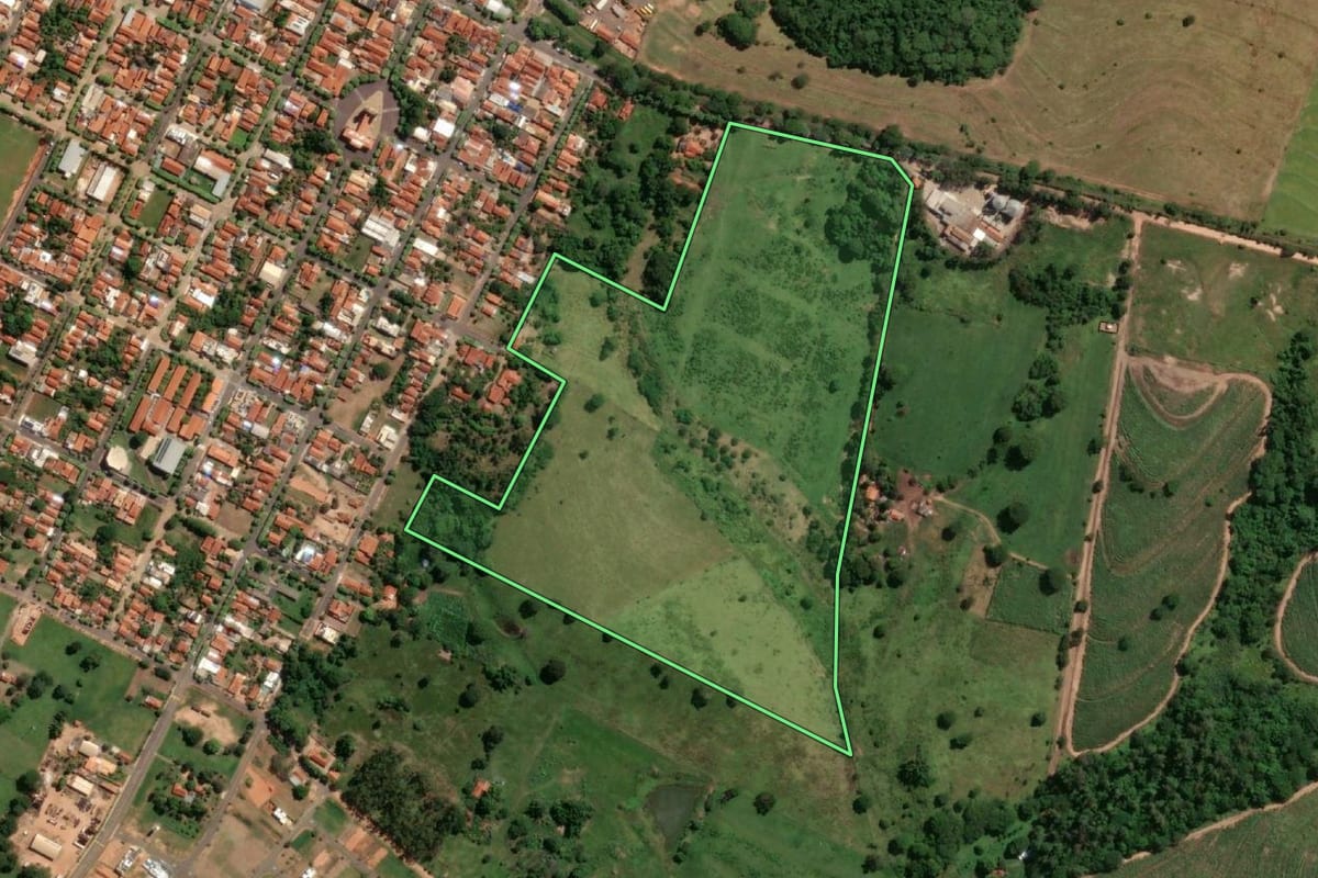 Imagem de satélite do imóvel rural em Lavínia (SP), com o contorno declarado no CAR desenhado por cima.