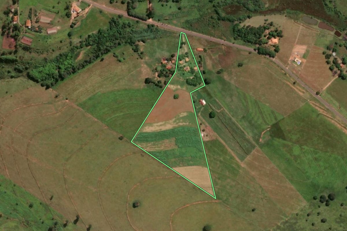 Imagem de satélite do imóvel rural em Lavínia (SP), com o contorno declarado no CAR desenhado por cima.