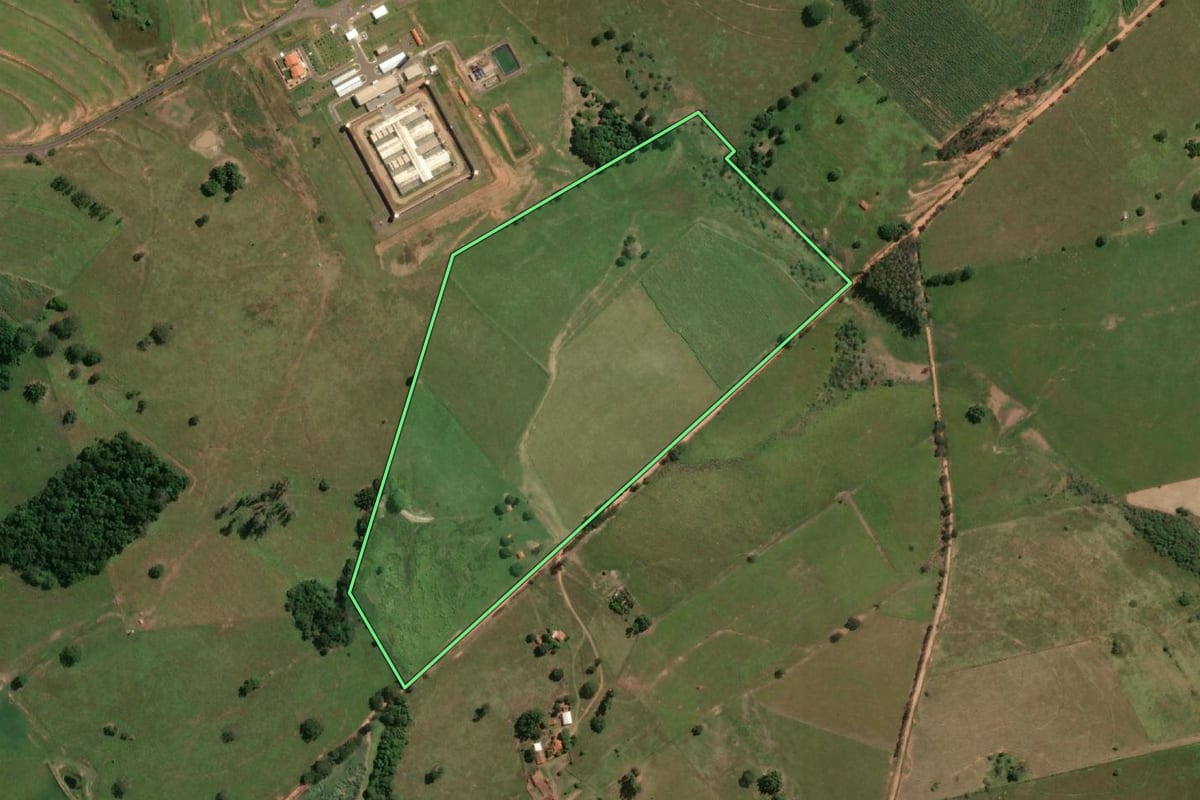 Imagem de satélite do imóvel rural em Lavínia (SP), com o contorno declarado no CAR desenhado por cima.
