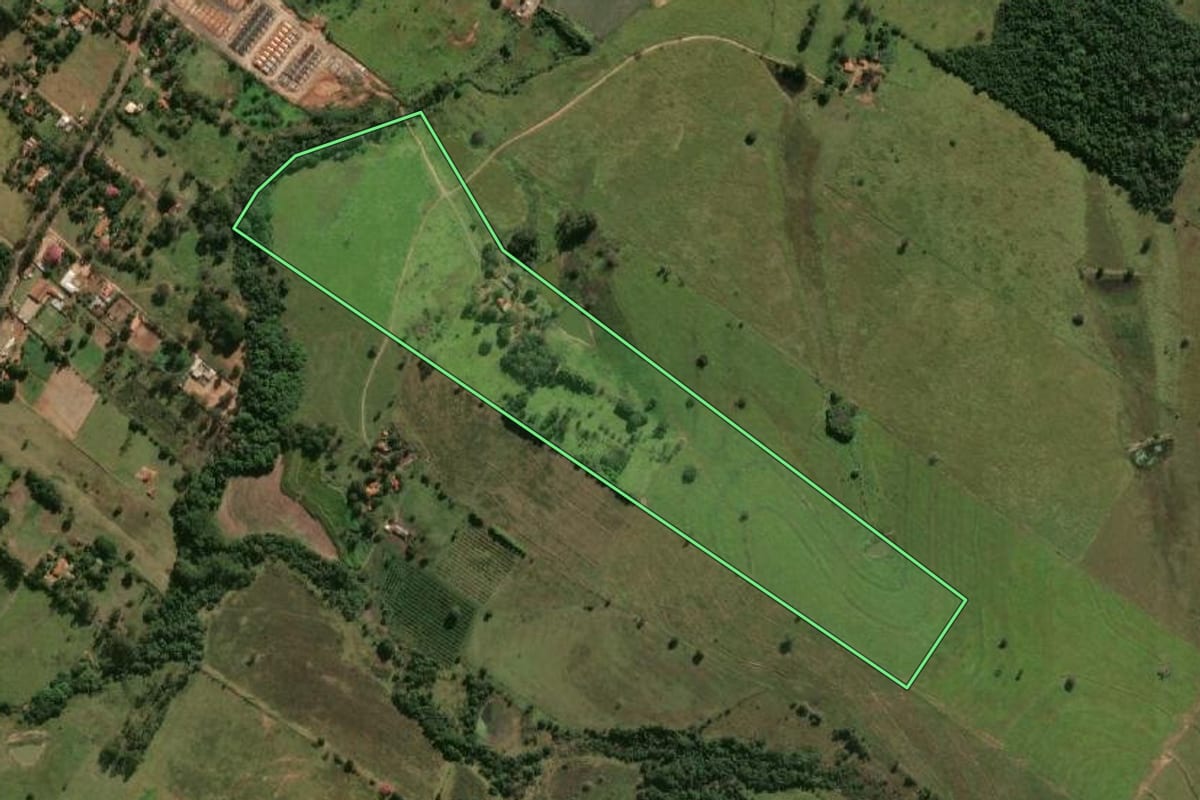 Imagem de satélite do imóvel rural em Lavínia (SP), com o contorno declarado no CAR desenhado por cima.