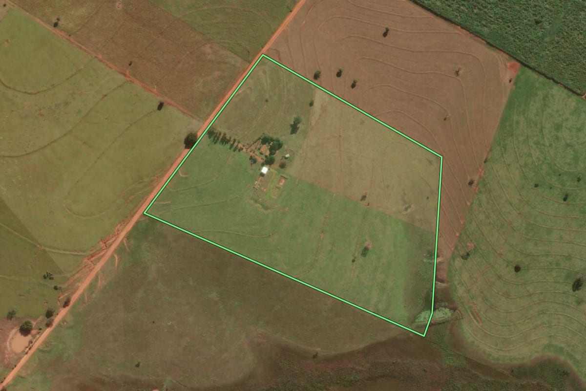 Imagem de satélite do imóvel rural em Lavínia (SP), com o contorno declarado no CAR desenhado por cima.