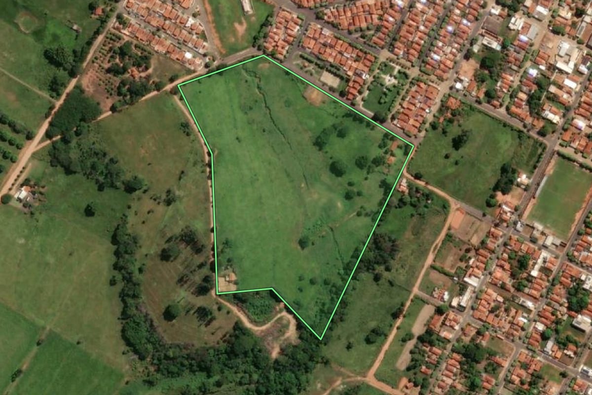 Imagem de satélite do imóvel rural em Lavínia (SP), com o contorno declarado no CAR desenhado por cima.