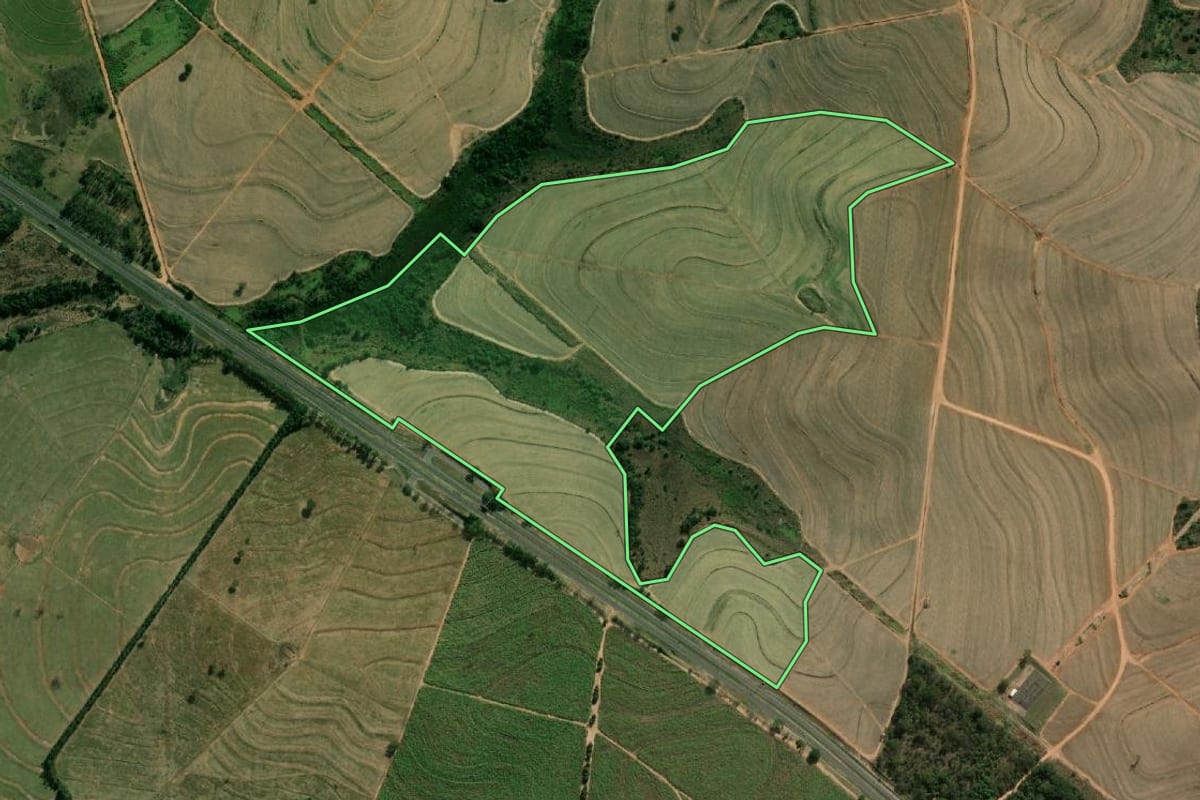 Imagem de satélite do imóvel rural em Lavínia (SP), com o contorno declarado no CAR desenhado por cima.