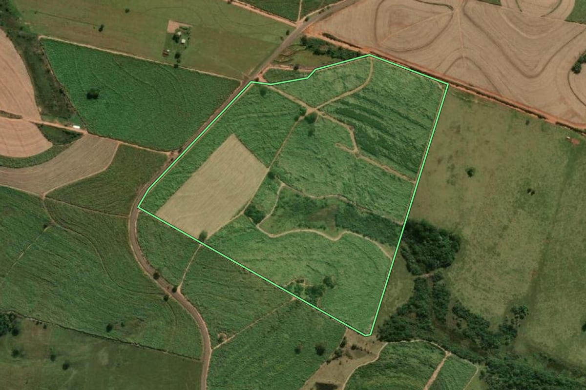 Imagem de satélite do imóvel rural em Lavínia (SP), com o contorno declarado no CAR desenhado por cima.