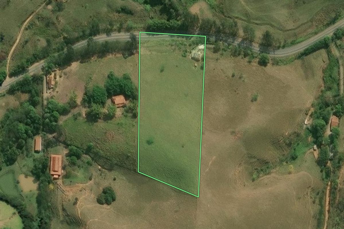 Imagem de satélite do imóvel rural em Lavrinhas (SP), com o contorno declarado no CAR desenhado por cima.