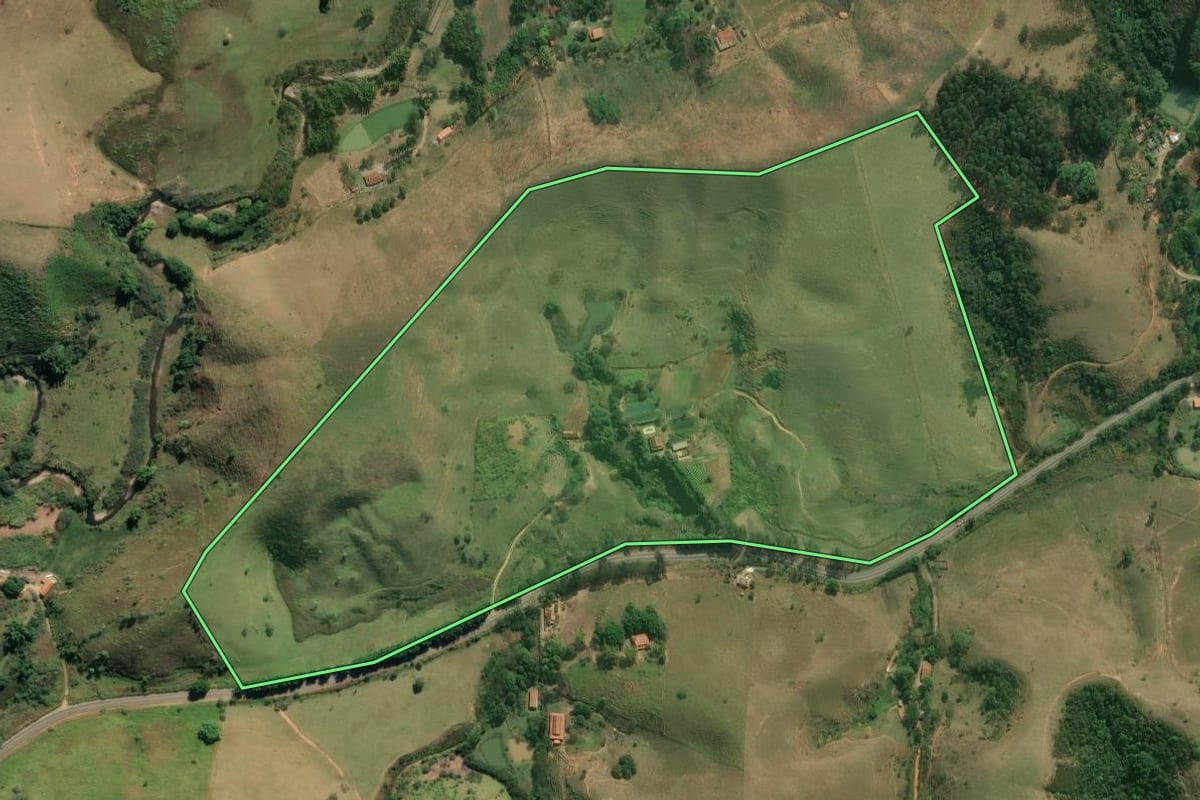 Imagem de satélite do imóvel rural em Lavrinhas (SP), com o contorno declarado no CAR desenhado por cima.