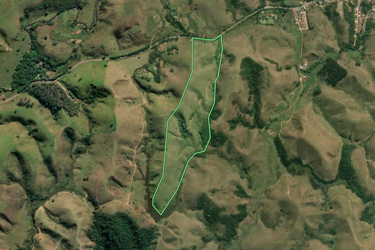 Imagem de satélite do imóvel rural em Lavrinhas (SP), com o contorno declarado no CAR desenhado por cima.