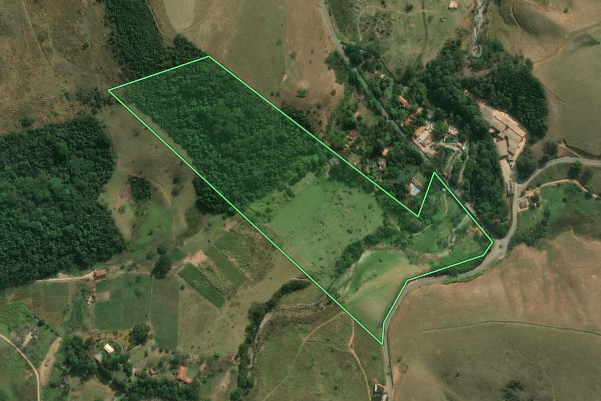 Imagem de satélite do imóvel rural em Lavrinhas (SP), com o contorno declarado no CAR desenhado por cima.