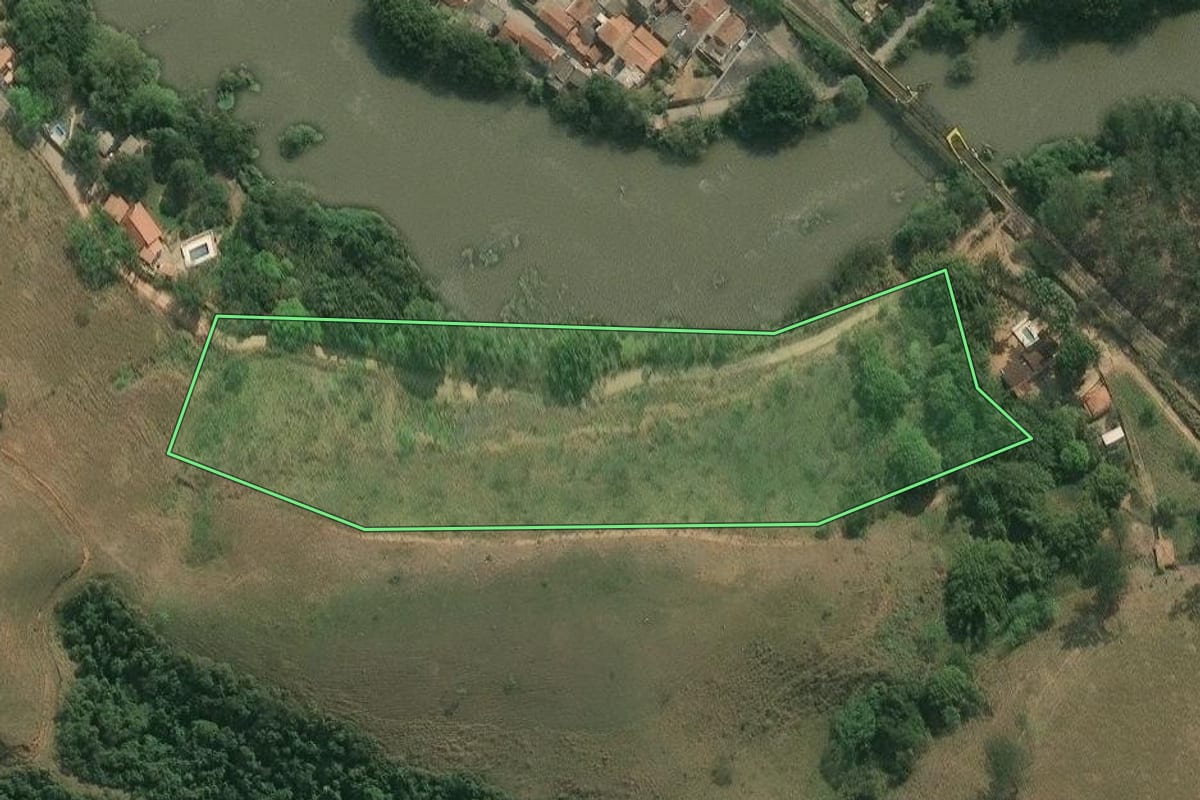 Imagem de satélite do imóvel rural em Lavrinhas (SP), com o contorno declarado no CAR desenhado por cima.