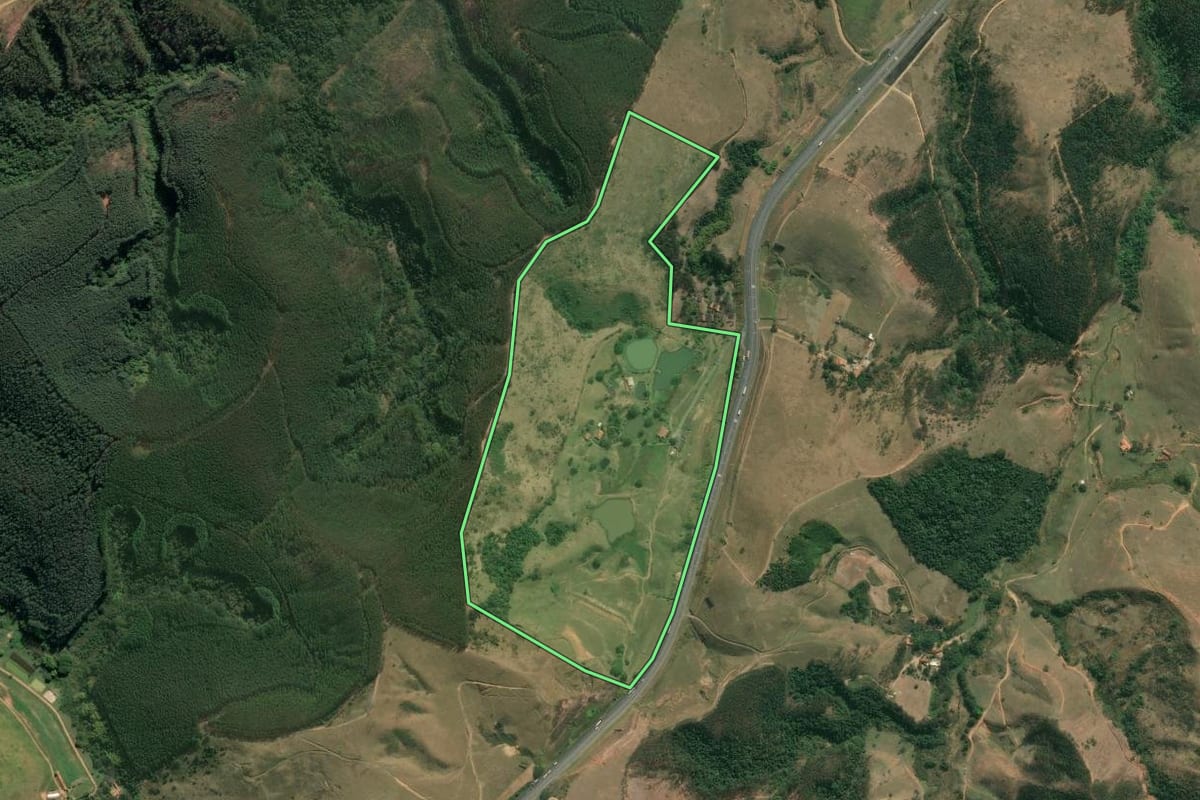 Imagem de satélite do imóvel rural em Lavrinhas (SP), com o contorno declarado no CAR desenhado por cima.